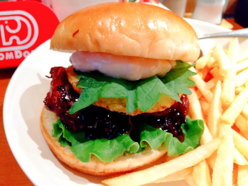 kurishigurekuri's tweet photo. うめぇ～バーガー、銀座店限定なのがもったいないと思う位の完成度の高さだった。グリルチキンと梅タルタル＆大葉だけでもいい感じなのに、目玉焼きも入ってるから大満足☺️ #梅バーガー #ドムドムハンバーガーPLUS #ドムドム #銀座 #亜細亜大学 https://t.co/eOfdRCEXbY