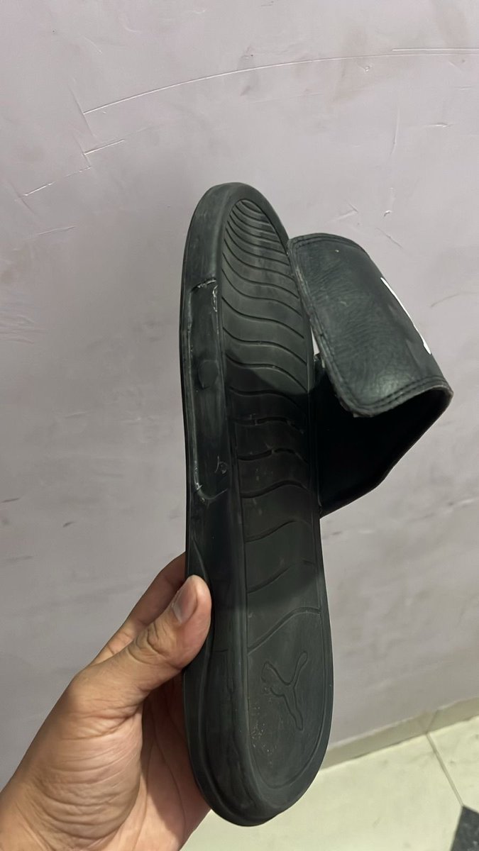 aditya_shrinath's tweet photo. This kind of quality provides by @PUMA @myntra @MyntraSupport  only 10-12 days of use your sleeper are break this kind of bad quality you provide your customer order id 1285513 28807056569101 I wasn’t expecting this from @PUMA @myntra please replace me or refund my money https://t.co/IGs5GQMKO3