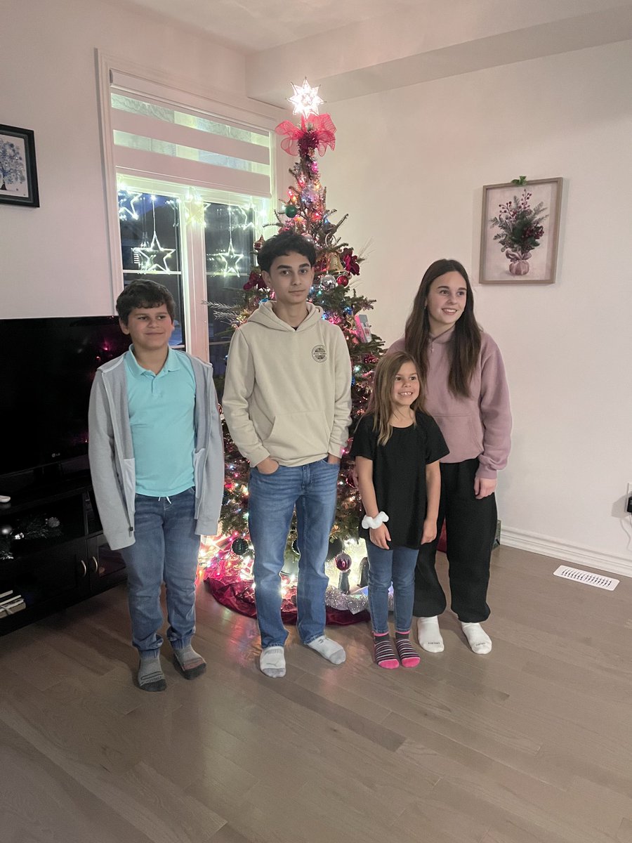 LJaxy's tweet photo. Aguilar family Christmas 🎄 pictures 2024 https://t.co/PZ0dM6iHKQ