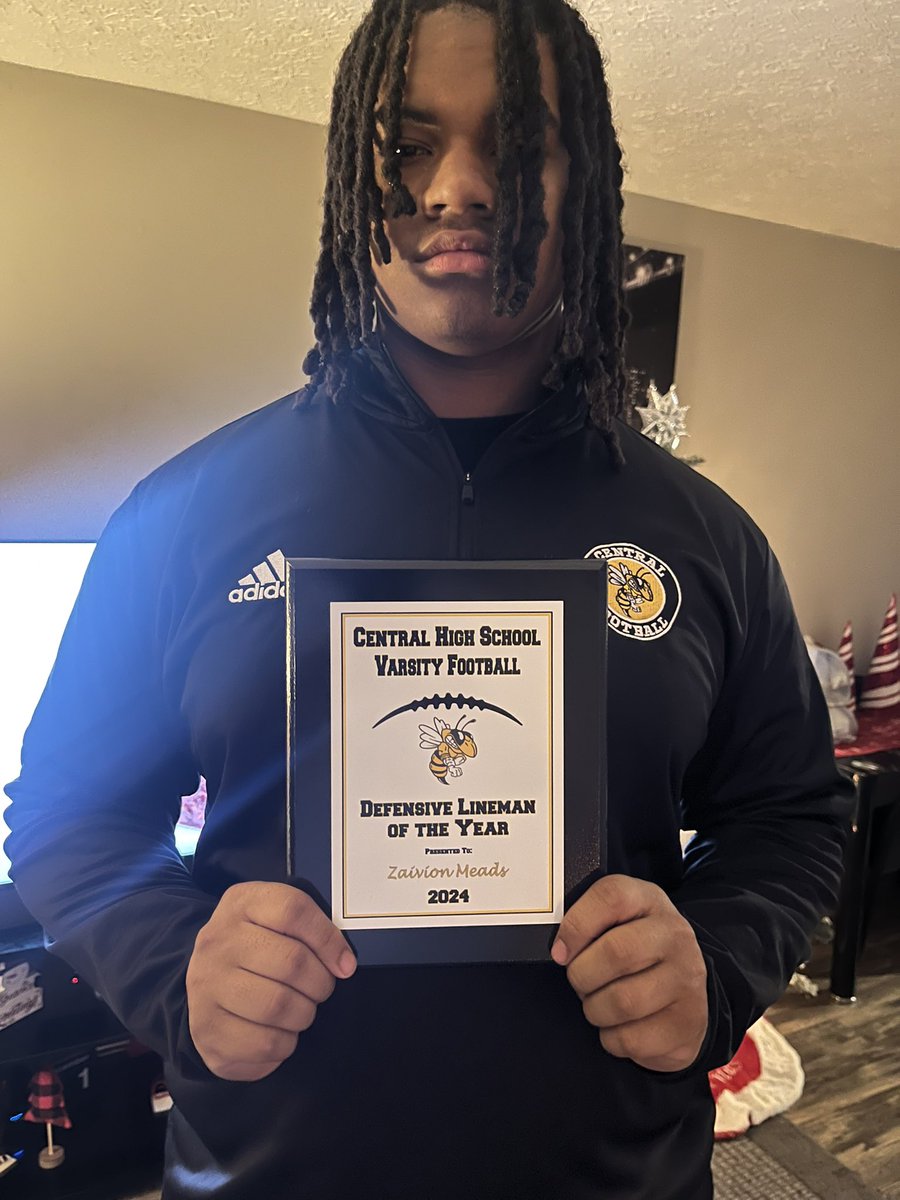 Ziggy41_'s tweet image. Grateful to receive the Defensive lineman of the year award at our banquet tonight. Another goal checked off my list for my sophomore season. Just getting started #JuniorSznLoading ⏳