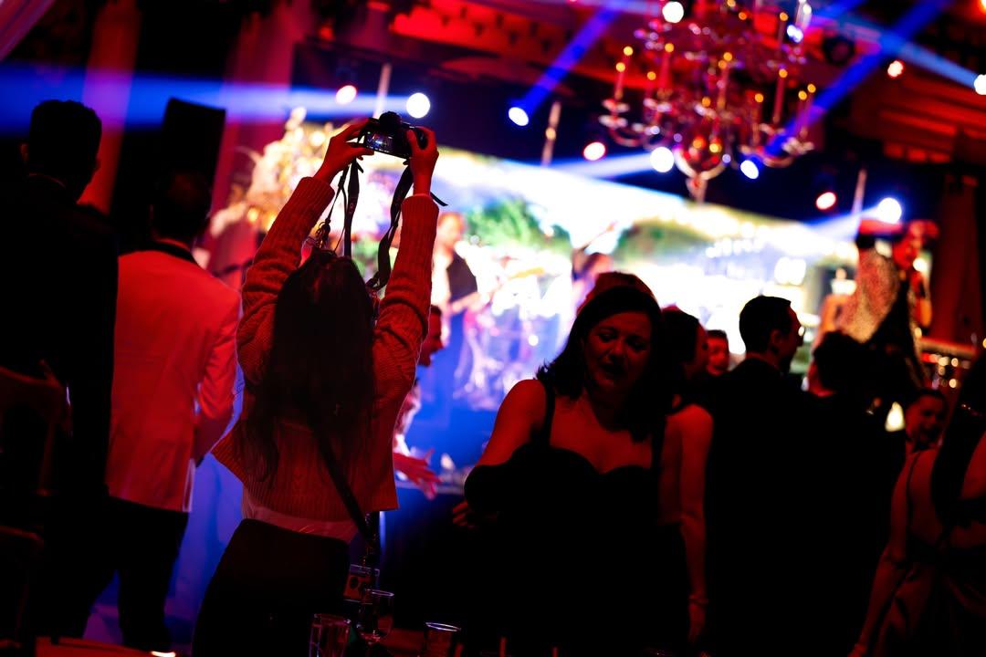 🎄Tijdens het HDI Group Kerst Gala in de prachtige Laurenskerk Rotterdam wist Rik Wolswijk een aantal actie beelden van mij tijdens het fotograferen en filmen te maken. 
🎤Dit jaar heb ik meer dan 280 verschillende bands en artiesten mogen fotograferen. DANK voor deze momenten🫶