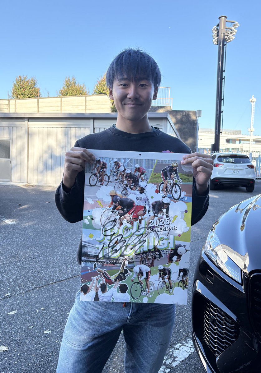 95keirin14444's tweet photo. 年末の大一番静岡GPまであと7日！
そこで…
GP出場の眞杉匠応援企画
眞杉選手サイン入り栃木支部2025カレンダープレゼント🎁

エントリー方法
〝リポストと応援コメント〟
抽選で３名様にプレゼント🎁
締切は12/27日13時00分
眞杉君に熱い応援メッセージをお寄せ下さい📣
頑張れー❗️匠‼️
@MasugiTakumi https://t.co/xHkGHv8qM0