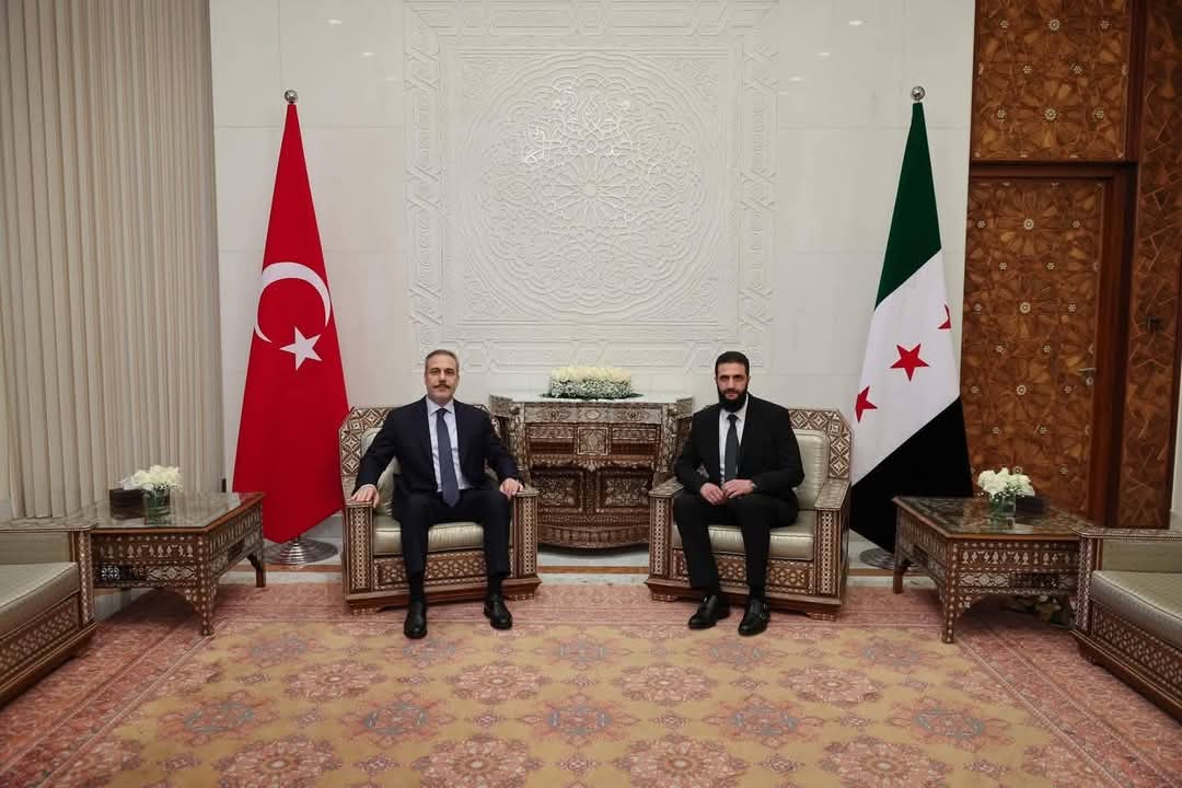 HalefAvc2's tweet photo. Türkiye Dışişleri Bakanı Hakan Fidan, Suriye’nin başkenti Şam’da Suriye’deki yeni yönetimin fiili lideri Ebu Muhammed Colani ile bir araya geldi.🇹🇷 https://t.co/6fgLLp6oIb