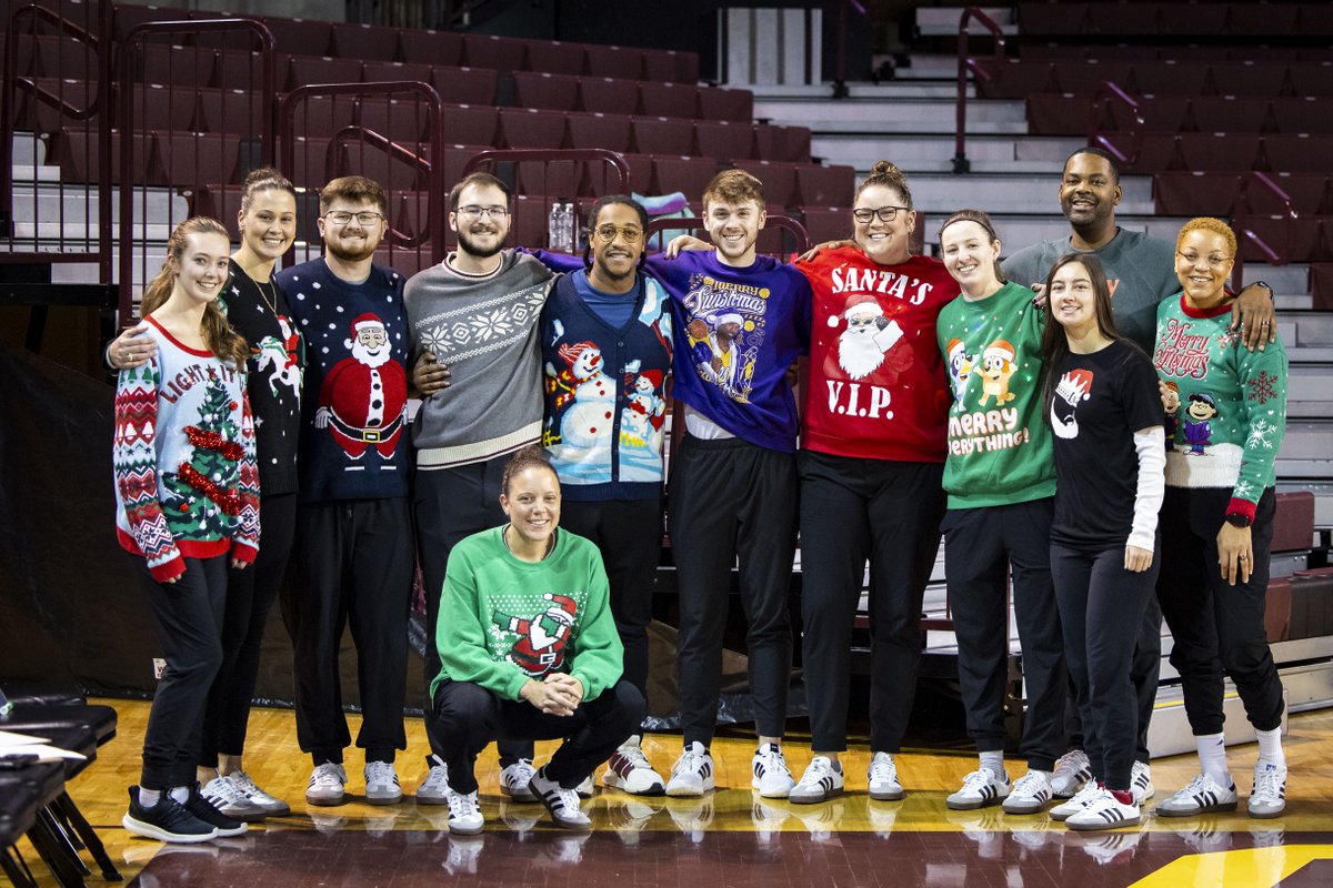 CMUWBBall's tweet photo. Officially Sweater Season 🧣

#FireUpChips🔥⬆️🏀 | #WeAre1 https://t.co/HM60gNZwyI