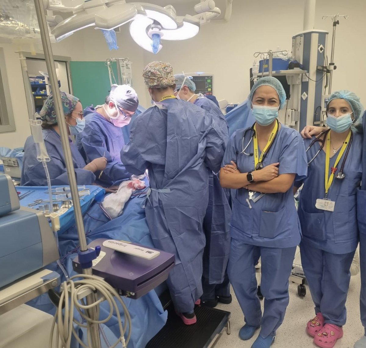 Acabamos de realizar el trasplante número 100 del Servicio! Vamos <a href="/NefrologiaSa/">Nefrologia Hospital Universitario de Salamanca</a> 💪💪 #Equipazo En la foto <a href="/karen23riv/">karen</a> @celia_star16 en el desclampaje del 💯