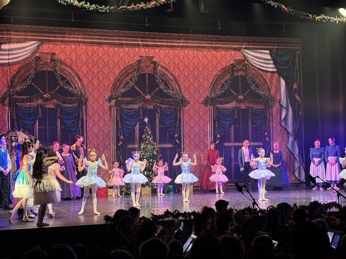 Un any més Ballet Classic Manresa aquest any acompanyats per l’orquestra <a href="/CamerataBacasis/">Camerata Bacasis</a> han omplert el <a href="/Kursaalmanresa/">Kursaal Manresa</a> de la màgia del Nadal nois i noies ballant pels nens ingressats a <a href="/althaiamanresa/">Fundació Althaia</a>, gràcies joves solidaris