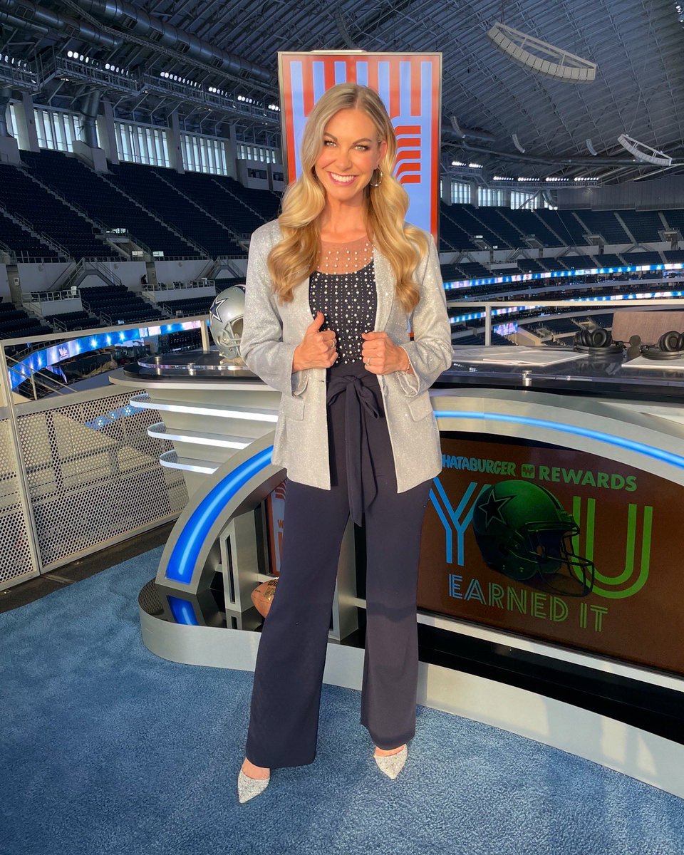 ShaundaMusick's tweet photo. Holiday the Cowboy way!!! Happy merry everything to you and yours!! 💙☺️🏈

#CowboysNation #DallasCowboys #AmericasTeam #WeDemBoyz #NFL #Football #Host #Emcee #MC #Announcer #MicLife #TBvsDAL #OOTD #HappyHolidays https://t.co/SvWzsVf7oV