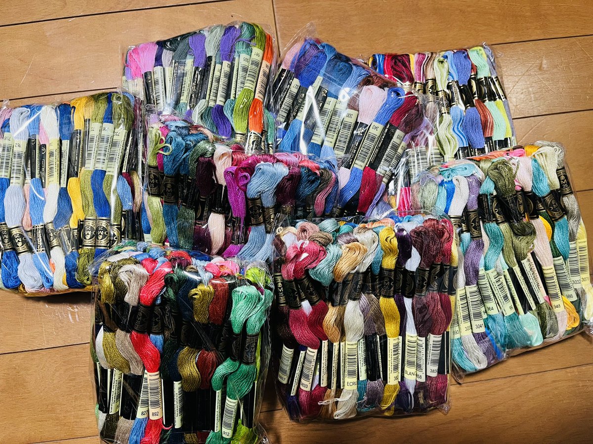 marumi9646009's tweet image. バックステッチ祭りが待っていますが飾りのハート以外は完成！

クーポンとキャンペーンを駆使してほぼ半額で念願のDMC500色セットを購入しましたっっ💦
やったぁー！！これで図案から刺せる😆💕年々値上がりしていくので今しかないと思い切りました👍

#DIMENSIONS #クロスステッチ #dmc
