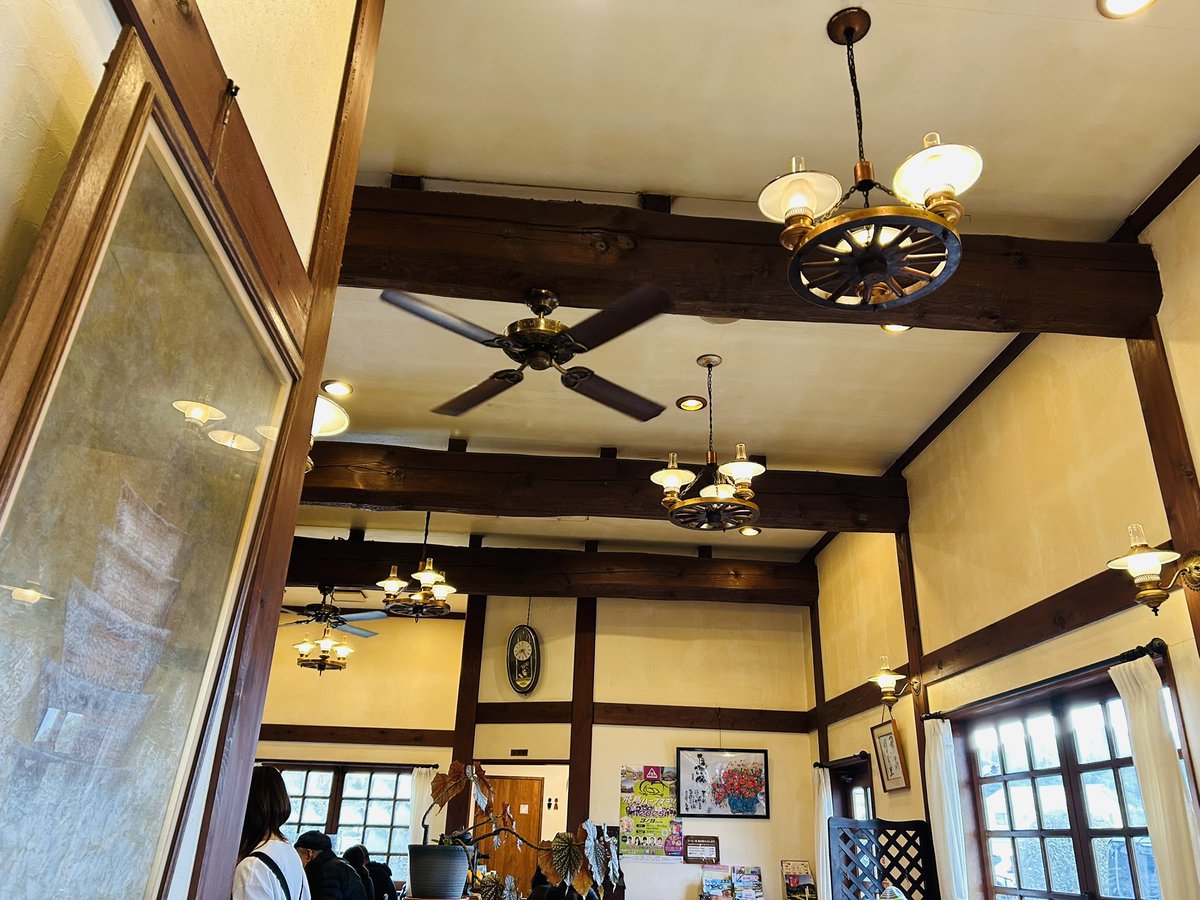 おはようございます☀️
子供達と久しぶりのモーニング💓
レトロのお店。
土日は、早くから並んでるの。
サイホン式コーヒーとモーニングセット美味しいよー💕
食パンよりウインナーパンが、美味しい😋
しっかりカレーが、入ってるの👍
#飛鳥駅前「珈琲館御園」
#カフェ