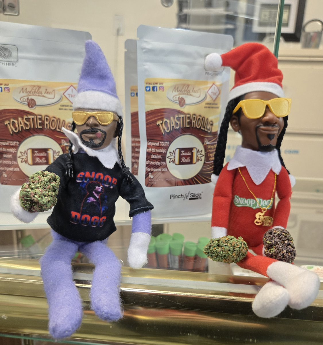 thcmed's tweet image. It&apos;s Sweet &amp;amp; Savory Sunday; Snoops on a Stoops really love our Medibles, Inc. Toastie Rolls. What better way to get &quot;Toasted&quot; than with our Toastie Rolls extracted from Bubble Hash. Look at that smirk!
#mediblesinc #toastierolls #snooponastoop #thcmed #trichomehealthconsultants