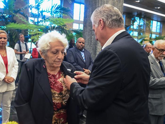 En la tarde de este sábado fueron condecorados en el Palacio de la Revolución destacados educadores del país. La ceremonia estuvo encabezada por el Primer Secretario del Comité Central del <a href="/PartidoPCC/">Partido Comunista de Cuba</a> y Presidente de la República, <a href="/DiazCanelB/">Miguel Díaz-Canel Bermúdez</a> . 

#CDRCuba #Cuba #CubaEduca