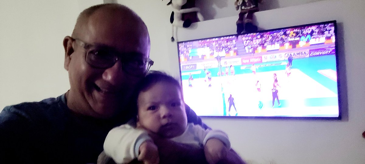 RMezaS's tweet photo. #VoleyLovers con mi nieto Juan Arturo viendo el #regatas #laspumas Saludos desde #Iquitos https://t.co/9VbhuL1XRP