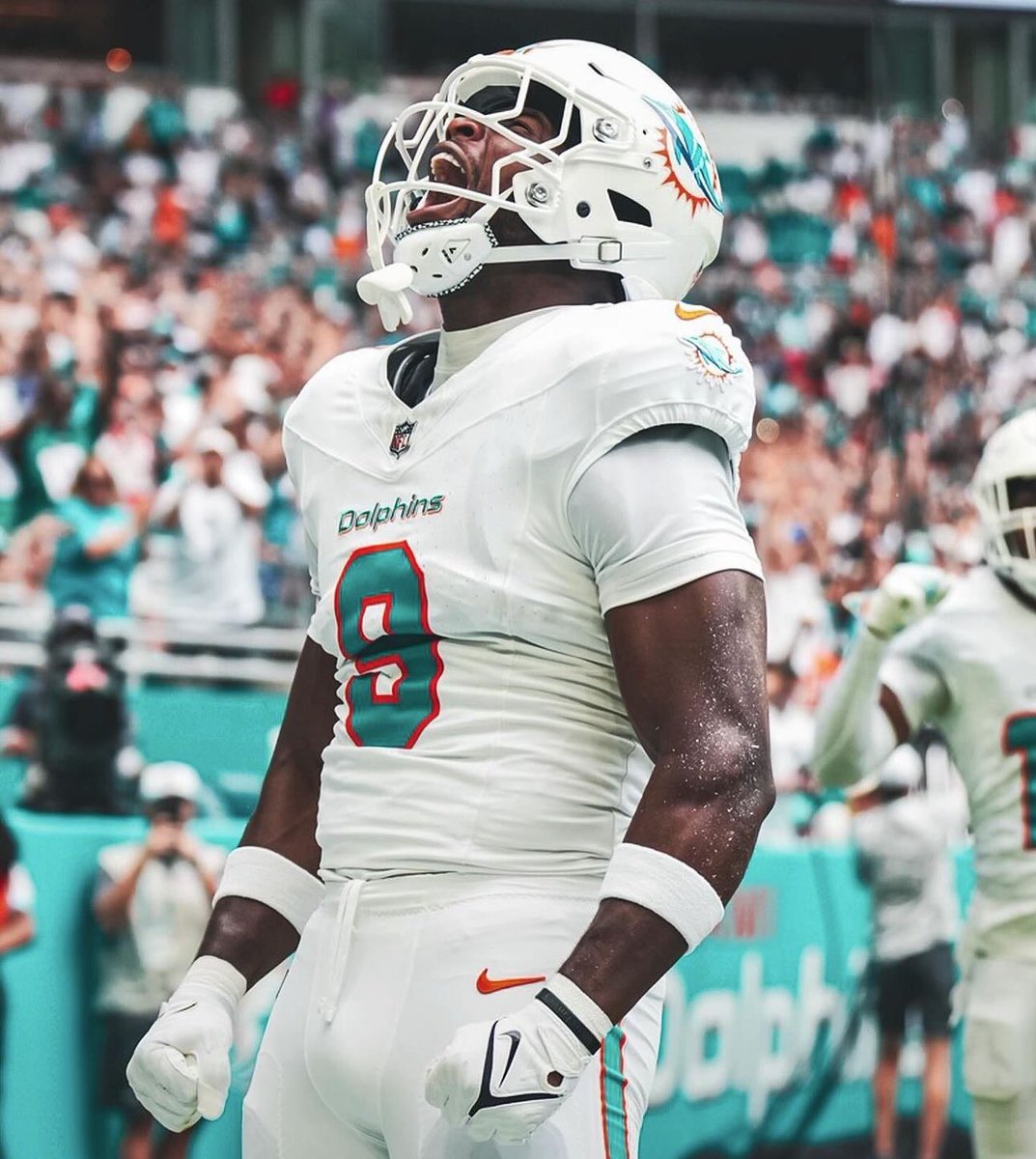 🚨🚨🚨

HISTORY: Jonnu Smith’ career year continues, as he now has the most receiving yards in a season by a Tight End in Dolphins History. 

Congrats Jonnu ‼️🤝 #ProBowlVote