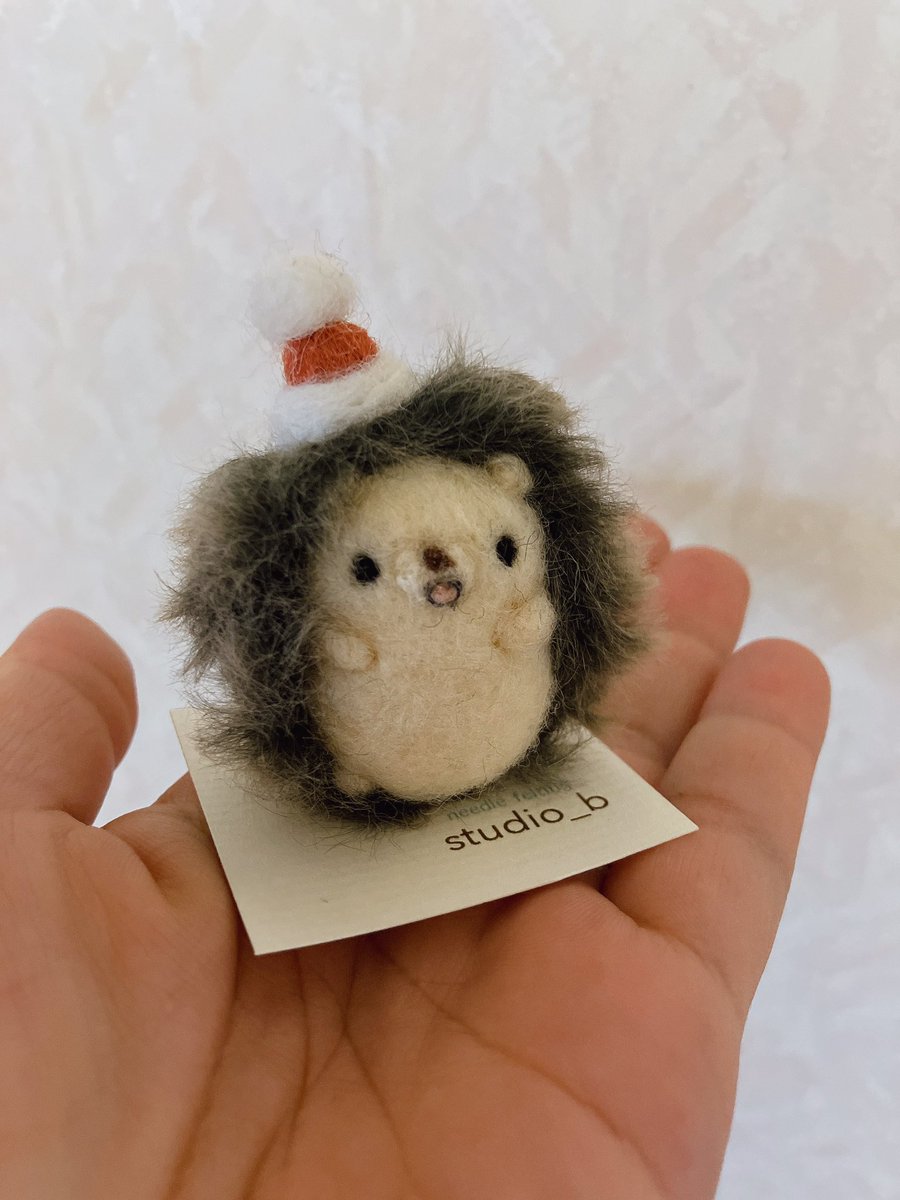 studiob36533050's tweet photo. ミュンヘンクリスマス市も残すは今日を含め3日となりました🎄昨日最後の発送を終えました。可愛い作品がギュウギュウな店内、作家の皆様が追納されるのでいつ行っても新たな発見があるかも🤩本日もよろしくお願いします😊
#htoh  #ミュンヘンクリスマス市 #studio_b  #羊毛フェルト https://t.co/AGO9uUkksv