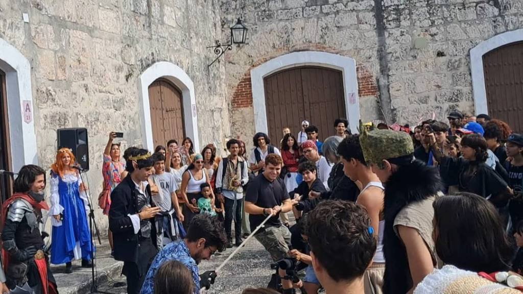 📰 || Una anciana octogenaria en una feria medieval en La Habana parece un elemento anacrónico, pero mi abuela, entre un centenar de jóvenes, nunca se sintió fuera de lugar.
👉 Más en #PrensaLatina 
🔗prensa-latina.cu/2024/12/22/una…