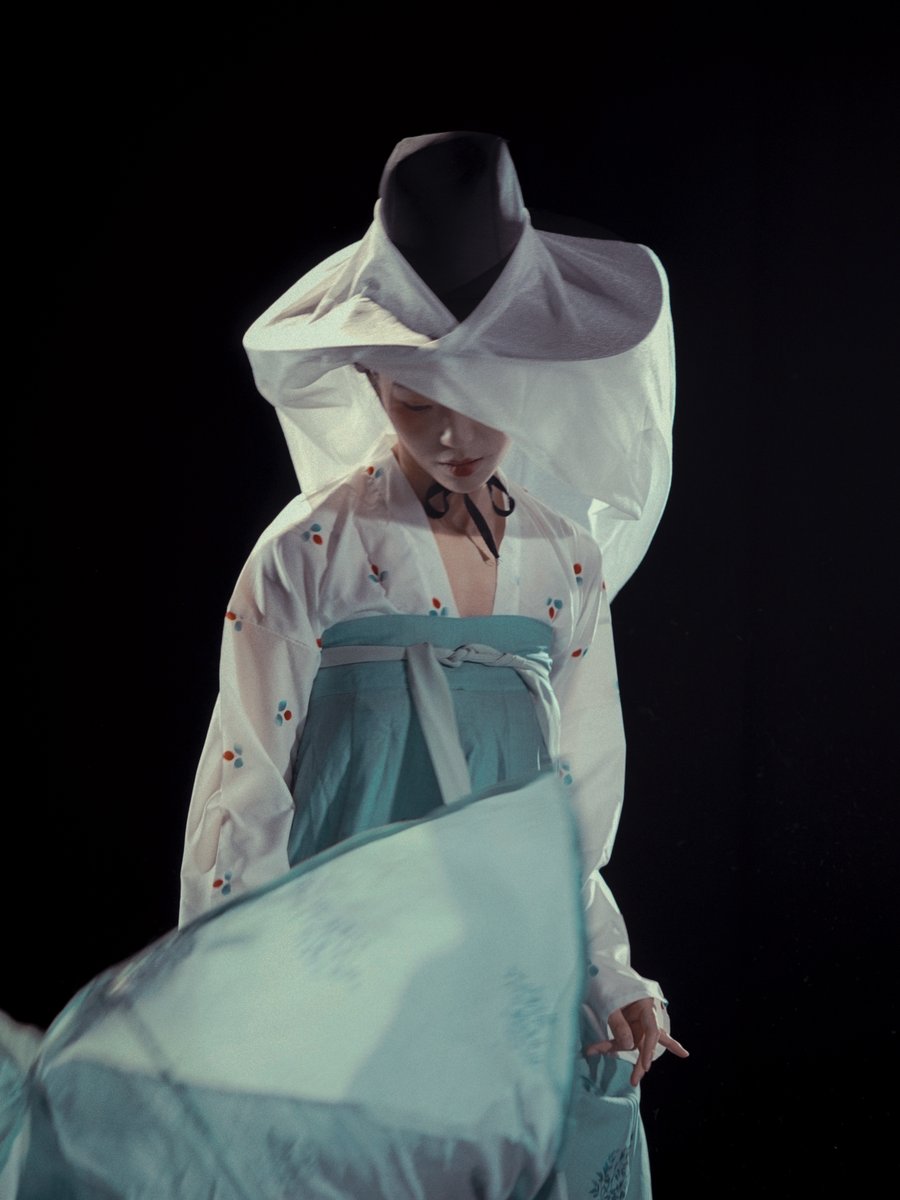 hanfuKFC's tweet photo. 闲来无事，拍一组仕女佣复原先
#汉服 #hanfu #photography #剑三 https://t.co/Ls8fORDzjJ