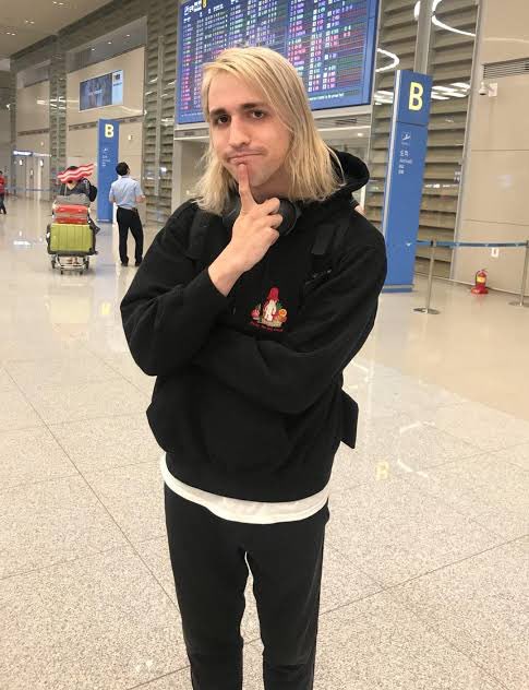 plushiecore's tweet photo. what’s 2 - 1 ? 
the well educated porter: https://t.co/yIzFJhC3cn