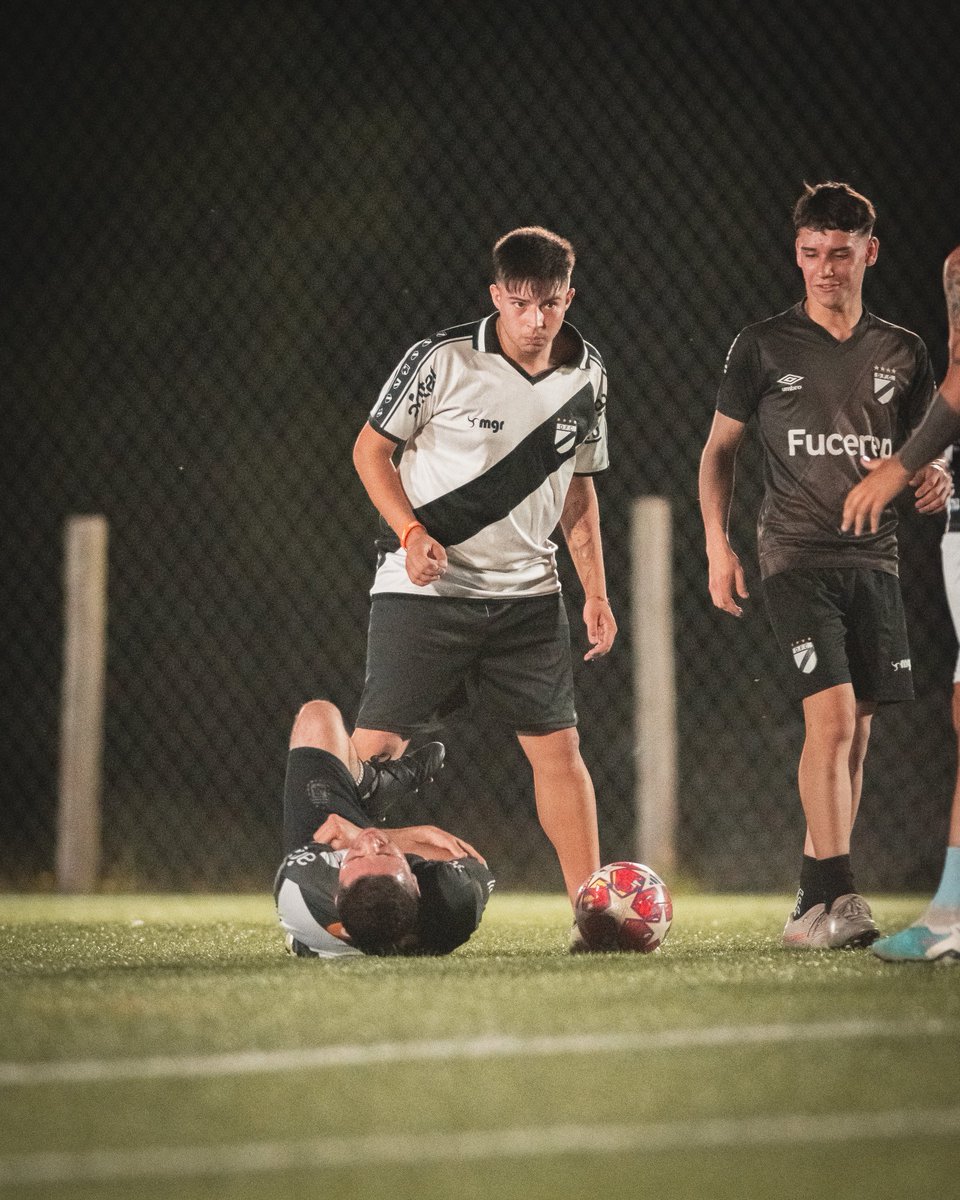 TwDanubioFC's tweet photo. cuando encontras a tu amigo que mezcló todo en el baile: https://t.co/4v0hBYD9xO