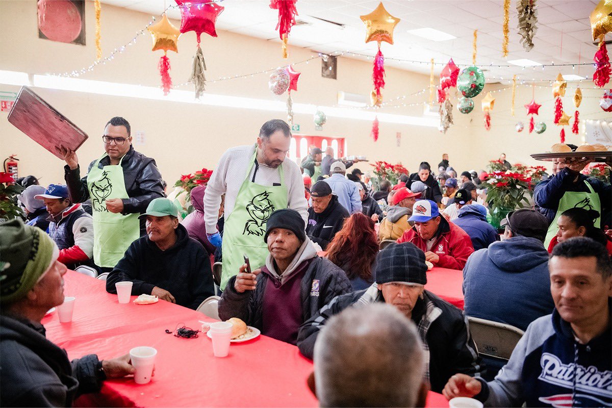 CruzPerzCuellar's tweet photo. Bien dice el dicho: quien no vive para servir, no sirve para vivir. Gracias a mi esposa @rubienriquezp por encabezar la tradicional comida de Navidad en El Barreal para los más vulnerables. Tu dedicación y amor al prójimo es un ejemplo y me llenan de orgullo. 

Gracias también a las y los directores del Municipio que se sumaron a este esfuerzo que engrandece el alma. ✨💖

#ElCambioSigue
