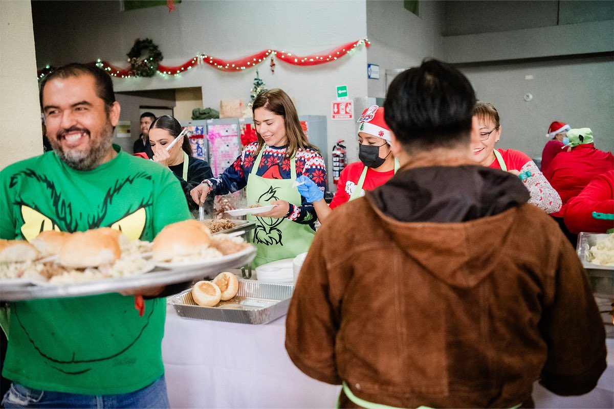 CruzPerzCuellar's tweet photo. Bien dice el dicho: quien no vive para servir, no sirve para vivir. Gracias a mi esposa @rubienriquezp por encabezar la tradicional comida de Navidad en El Barreal para los más vulnerables. Tu dedicación y amor al prójimo es un ejemplo y me llenan de orgullo. 

Gracias también a las y los directores del Municipio que se sumaron a este esfuerzo que engrandece el alma. ✨💖

#ElCambioSigue