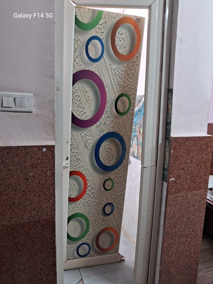 RAJAT_25_'s tweet photo. @RailMinIndia  very hard to earn ₹1500/- for me, booking no NJP0053102, broken bathroom door, broken bed, no towel, no extra bedsheet. This is how you serve for executive retiring room. @RailNf @AshwiniVaishnaw https://t.co/8xTlcJ10lZ