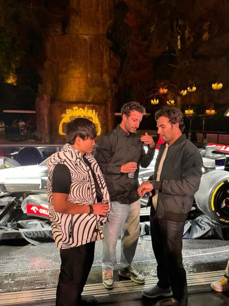 MinosBeliciosa's tweet photo. Somos tres TRES países enormes con u objetivo en común:

Quemar @redbullracing alv!!!  🇦🇺🇲🇽🇯🇵 https://t.co/7Pa4dfAcXL