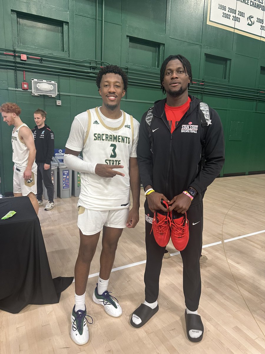 My guys doing there thing in college!!! <a href="/KwesiGodson/">Daniel Ameyaw</a> <a href="/e1_neal/">EJ Neal</a> #Alumni #Balboa #Family