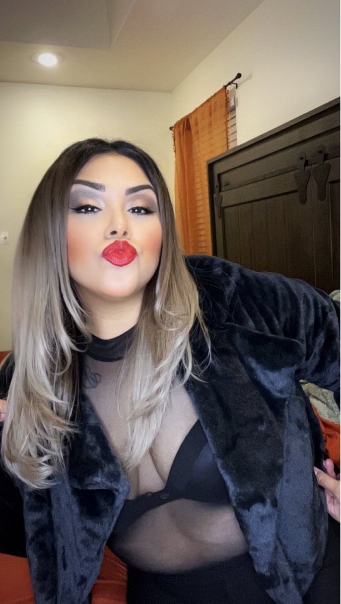 Kourt1432's tweet photo. Most days im a old mom in pjs in bed reading at home with my babies and Some random days i like to get all dressed up like a Mob Wife 💋 🤪 https://t.co/5dDMKGOcFB
