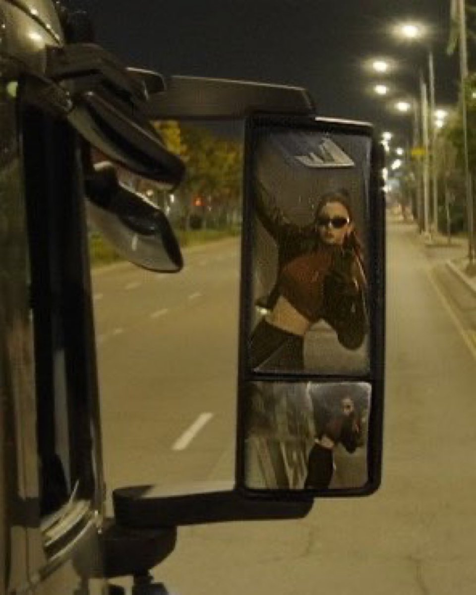 Karina of aespa stuns in newly shared mirror selfie.