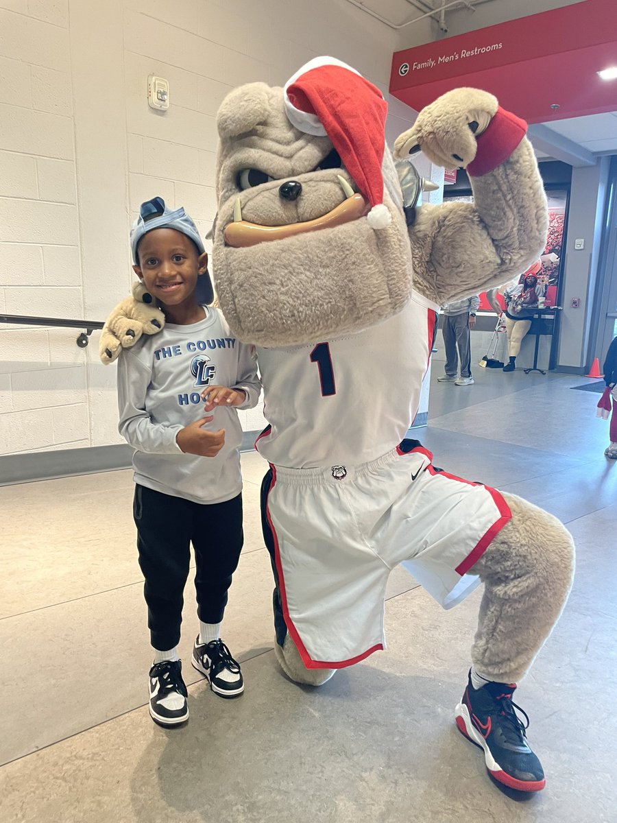 FoxxUno1's tweet photo. So I decided to surprise my family with an early Christmas gift &amp; it went a little something like this…. Merry Christmas❕🎄🎅🏽🙏🏽🫶🏽
#BonusKids #TheCounty #GoDawgs 🌊🏀🤞🏽🐶 https://t.co/hf1C7wnx9u