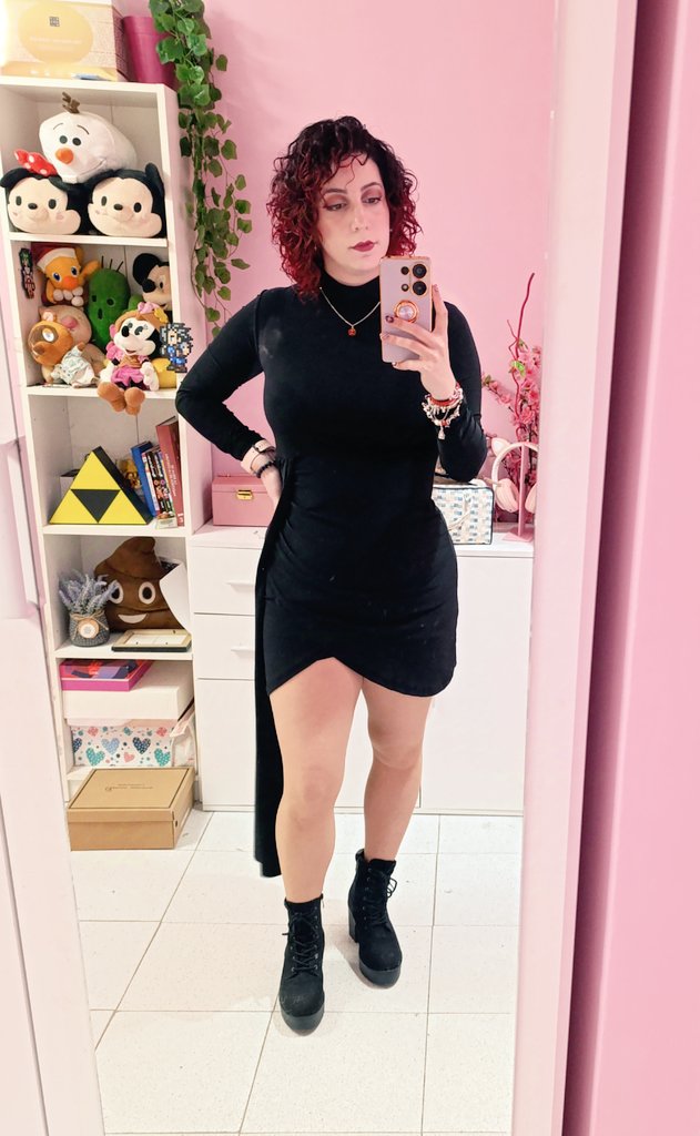 SoraPhantomhive's tweet photo. No lo enseñé por aquí, pero el otro día me fui de cena de empresa y me vestí de ✨reina✨

Fantasía de collar que llevaba también 👌🏻 https://t.co/uDq0nvdZQV