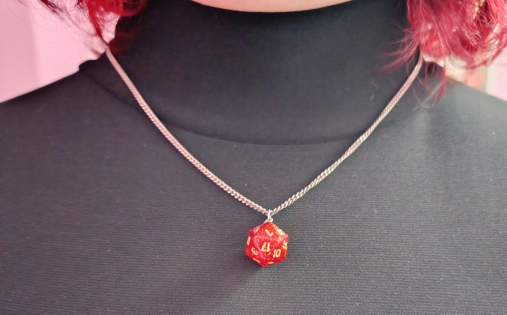 SoraPhantomhive's tweet photo. No lo enseñé por aquí, pero el otro día me fui de cena de empresa y me vestí de ✨reina✨

Fantasía de collar que llevaba también 👌🏻 https://t.co/uDq0nvdZQV