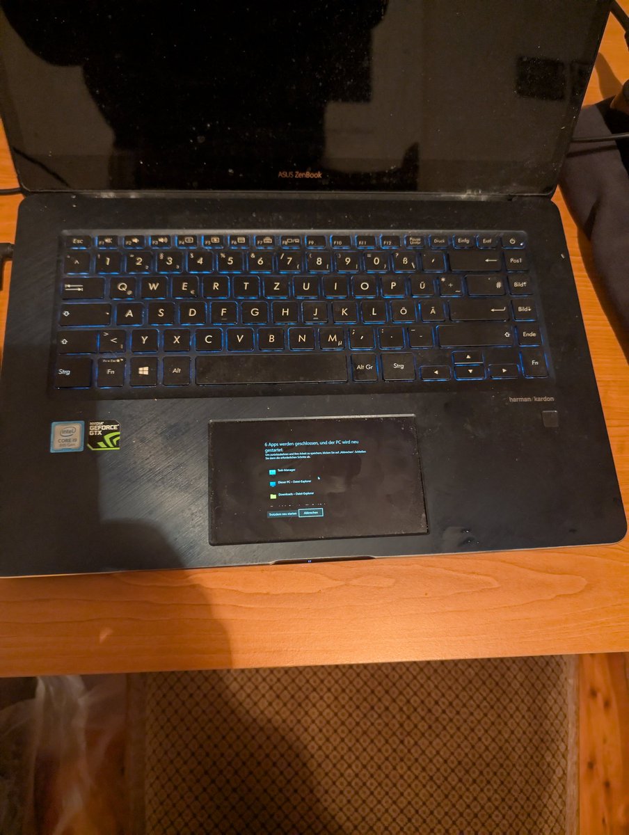 JSGOTW's tweet photo. If you get yourself an Acer with screen pad  (used these days probably) please take note of this constellation of screens, Acer.

I know I'm not getting an update anymore.
But this feels like it's a special case?
No. It's like if XP had a bug so big Microsoft would feel awful https://t.co/OMeVhrjEEP