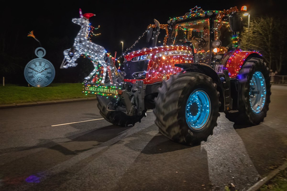 stevesamosa's tweet photo. Festive farmers tractors driving by Martin Heron’s #Prescot clock artwork
#festivefarmers #farming #tractors #Christmas2024 
#britishfarming #charity 
Link to donate 
https://t.co/harp2Dkxn4…
@agricontract @noreHnitraM @ArtFabs @cultureKnowsley @FarmersGuardian @AlderHeyCharity https://t.co/4T5ApJ5w1K