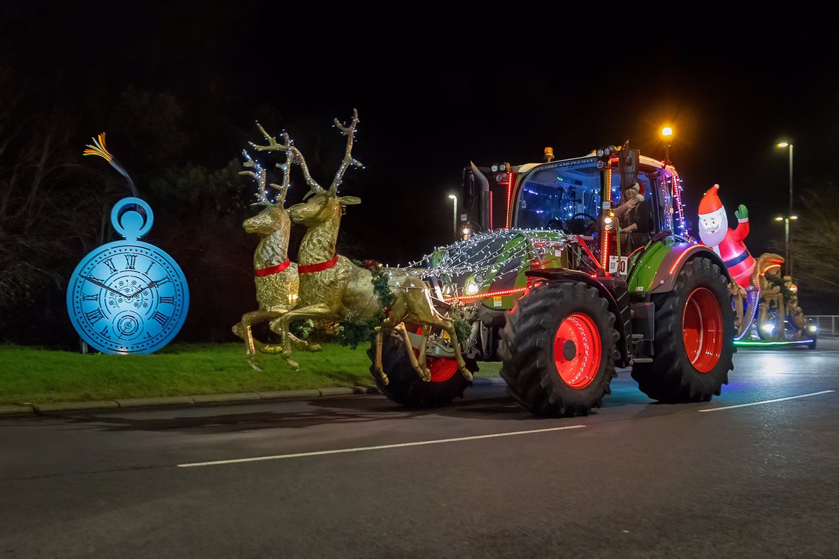 stevesamosa's tweet photo. Festive farmers tractors driving by Martin Heron’s #Prescot clock artwork
#festivefarmers #farming #tractors #Christmas2024 
#britishfarming #charity 
Link to donate 
https://t.co/harp2Dkxn4…
@agricontract @noreHnitraM @ArtFabs @cultureKnowsley @FarmersGuardian @AlderHeyCharity https://t.co/4T5ApJ5w1K