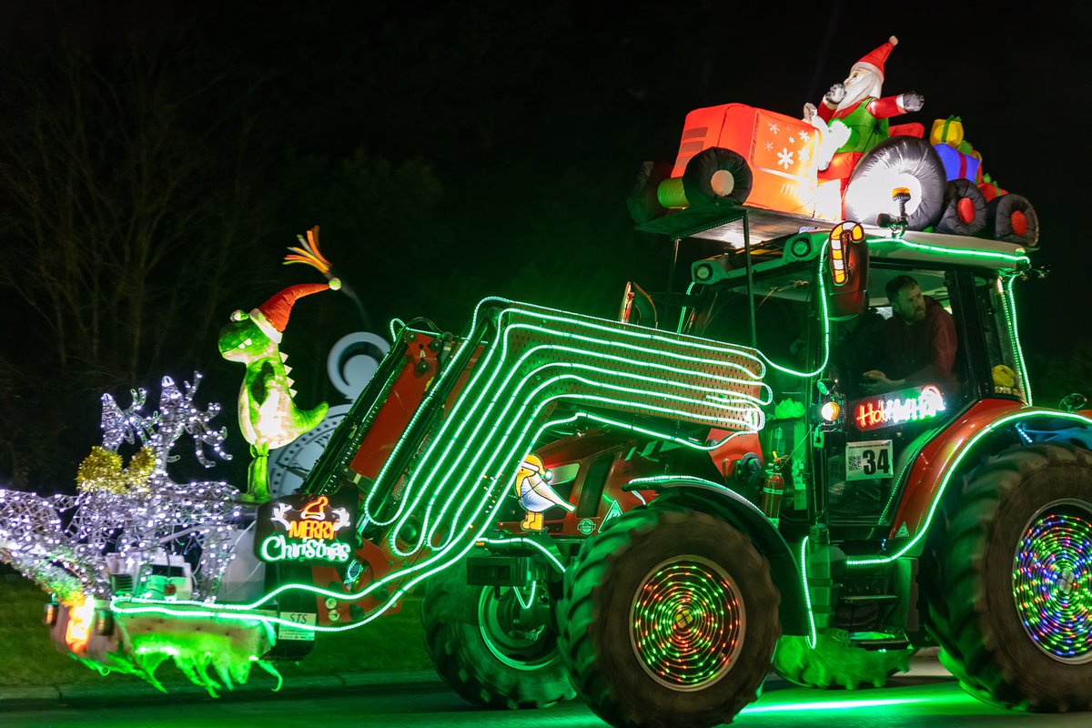 stevesamosa's tweet photo. Festive farmers tractors driving by Martin Heron’s #Prescot clock artwork
#festivefarmers #farming #tractors #Christmas2024 
#britishfarming #charity 
Link to donate 
https://t.co/harp2Dkxn4…
@agricontract @noreHnitraM @ArtFabs @cultureKnowsley @FarmersGuardian @AlderHeyCharity https://t.co/4T5ApJ5w1K