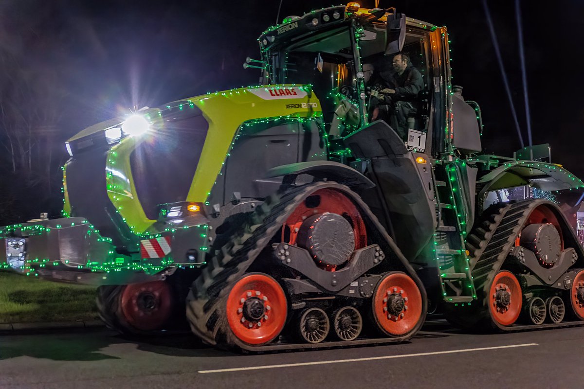 Festive farmers tractors driving by Martin Heron’s #Prescot clock artwork
#festivefarmers #farming #tractors #Christmas2024 
#britishfarming #charity 
Link to donate 
justgiving.com/page/festivefa…
<a href="/agricontract/">Olly harrison 🥛🍔🌱AccidentalYoutuber</a> <a href="/noreHnitraM/">MartinHeron</a> <a href="/ArtFabs/">Art fabs</a> <a href="/cultureKnowsley/">Culture Knowsley</a> <a href="/FarmersGuardian/">Farmers Guardian</a> <a href="/AlderHeyCharity/">Alder Hey Children’s Charity</a>