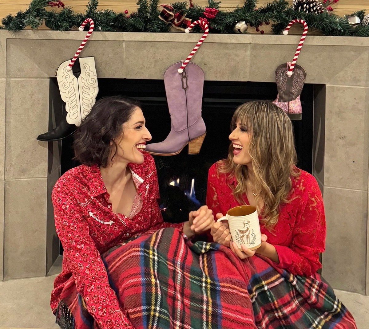 Querido Santa 🎅🏼 … 

Navidad en 📍HAASHVILLE 🌵❤️ 👢