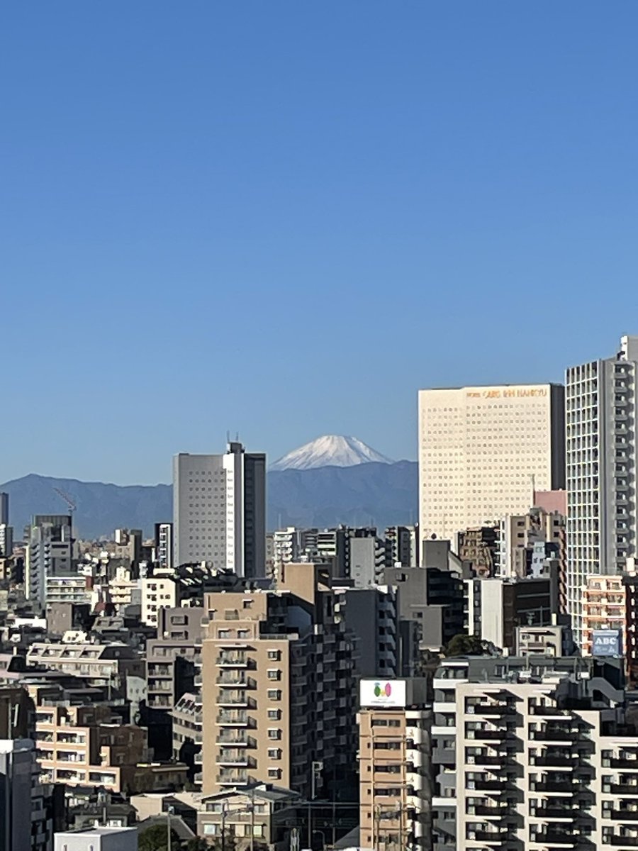 BlogBricola's tweet photo. 東京🗼→御殿場方面
冬空は富士山をキレイに映えさせますね！

#富士山 https://t.co/Mt2adgCjbV