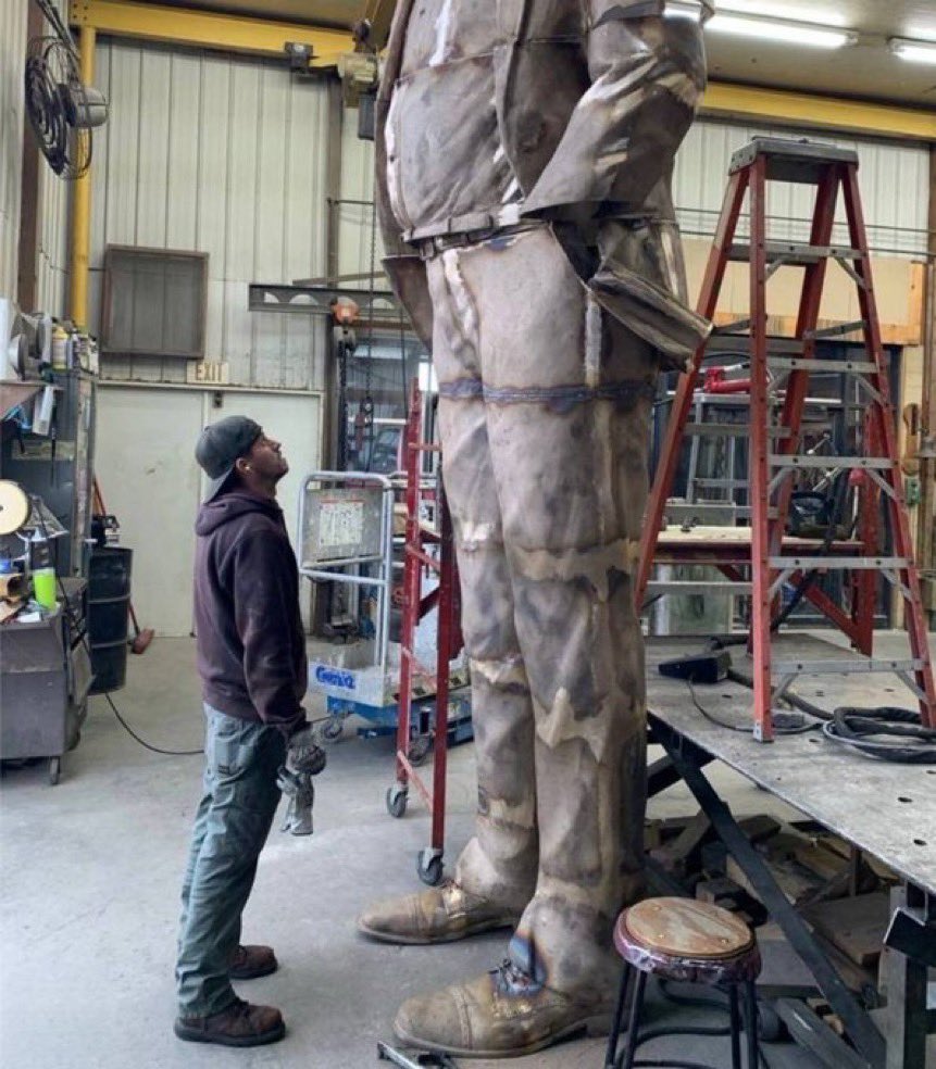 PookiesParadise's tweet photo. an Ohio sculptor made an 18-foot Donald Trump statue to give to him during inauguration https://t.co/B7t4mnYn7h