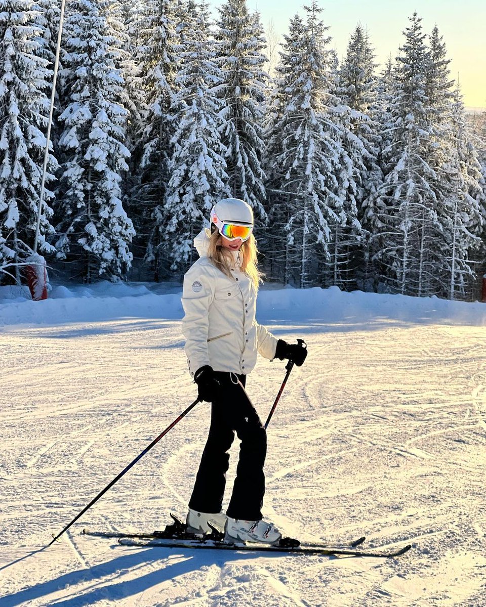 Ttay90's tweet photo. ⛷Busy taking photos, busy skiing, busy being happy, busy falling down𓀔𓀕 https://t.co/fGQ8ICOaWg