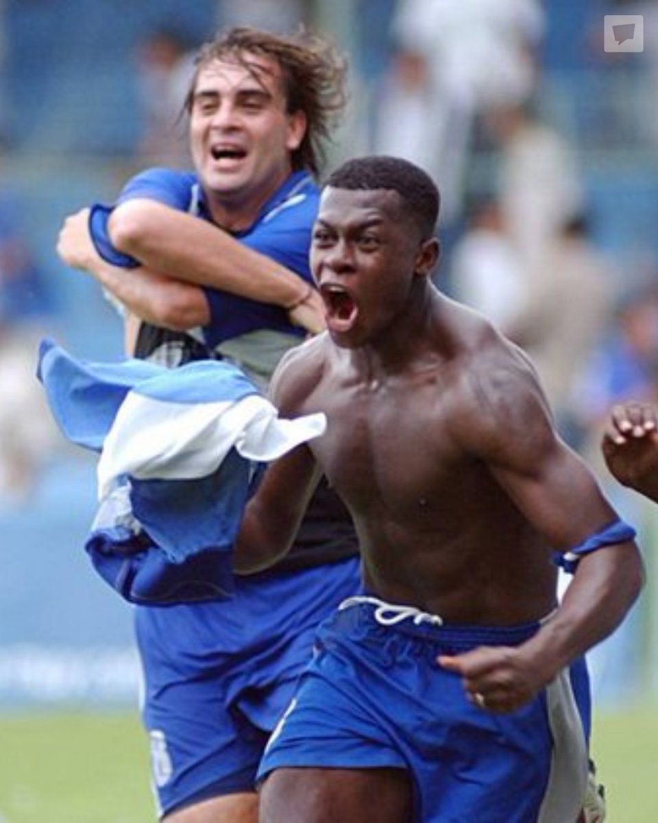 MrOFFSIDER's tweet photo. Hace 22 años se daba la definición más apasionante de la historia del fútbol ecuatoriano. Te la pongo así...

→ El Nacional necesitaba ganarle al Quito en el Atahualpa y terminó goleado ante su gente. 
→ Barcelona debía ganar a Liga en Casa Blanca y, como sabemos, eso pasó harto tiempo después.
→ Emelec casi no tenía chance, pero los astros se alinearon y gritaron campeón tras un gol de chilena.

El trofeo viajando de estadio a estadio, inigualable.
