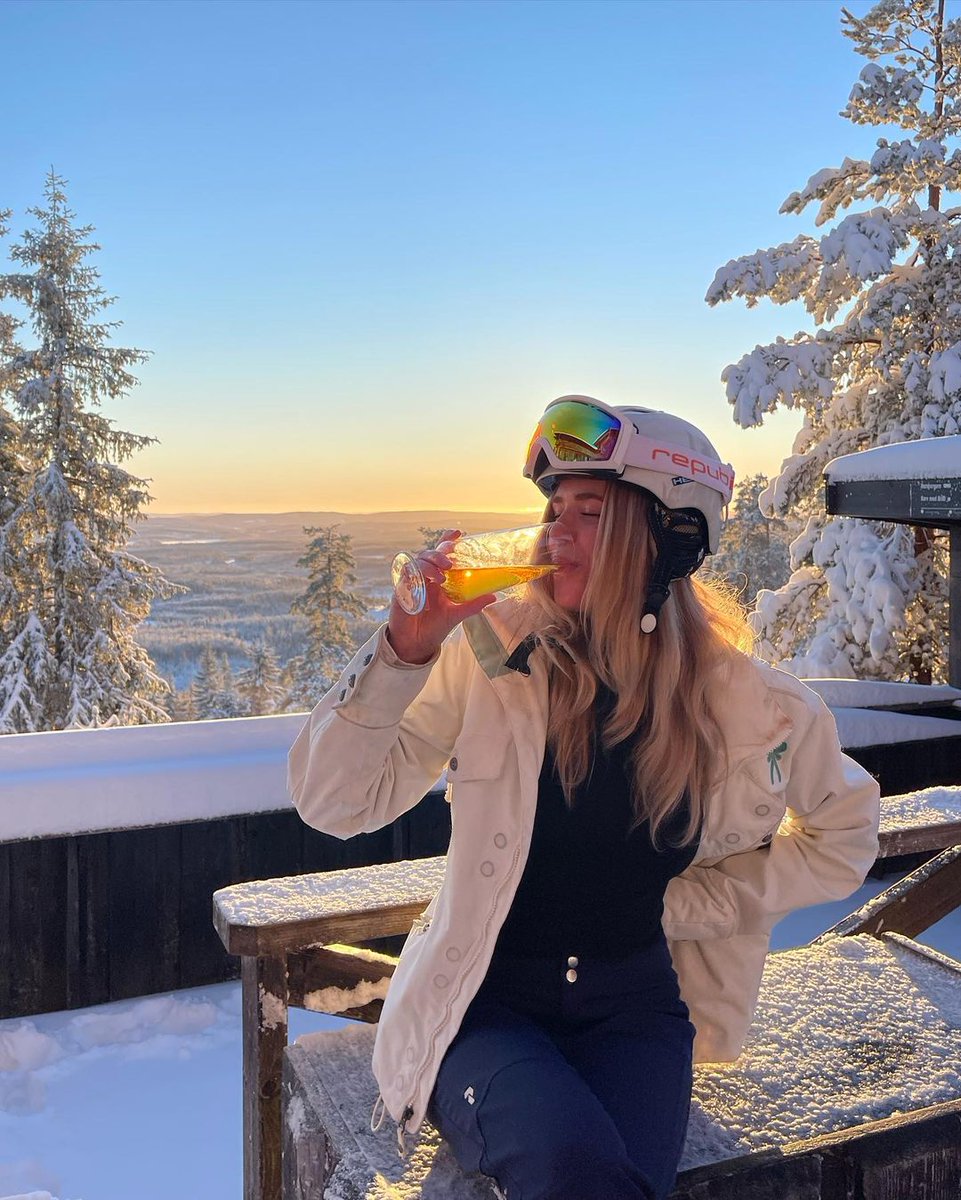 Ttay90's tweet photo. ⛷Busy taking photos, busy skiing, busy being happy, busy falling down𓀔𓀕 https://t.co/fGQ8ICOaWg