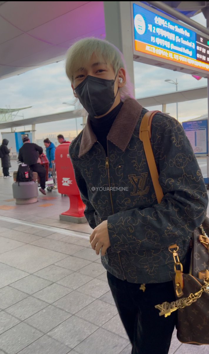 Bampita777's tweet photo. น้องแบมเตรียมมาไทยแล้ว  ✈️ เห็นเดินไอแคกๆเจ็บคอ เสียงขึ้นจมูกเลย  บอกจะเข้าไปซื้อยาข้างใน แล้วต้องมาเจออากาศเปลี่ยนที่ไทยอีก  หายไวไวนะครับ  เดี๋ยวต้องมาทำงานใช้เสียงด้วยสิ เป็นห่วง  เดินทางปลอดภัยนะลูก  พักผ่อนบนเครื่องนะ เจอกันต์ ✈️

#แบมแบมมาไทยมีงานอะไร 
#BamBam @BamBam1A https://t.co/EJNgJAP4Qd