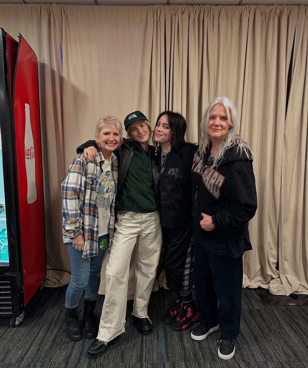 concertleaks's tweet photo. Hayley Williams and Billie Eilish backstage with their moms! https://t.co/OitO3tP2fU