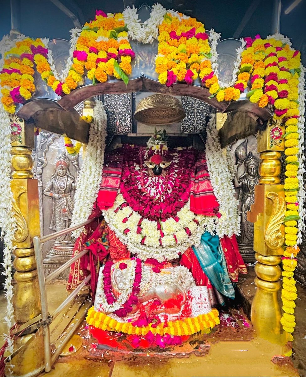 आज दिनांक 23/12/2024 सोमवार के दिन करिये माँ के मंगला आरती का दिव्य दर्शन
माई  रूपहिं भक्ति प्रधाना
ॐ स्वरूप माँ विंध्यवासिनी चरण वंदना जाना🙏
जय माँ विंध्यवासिनी
🍀🌺🌞🌲❣️🌻🌹🥦🙏