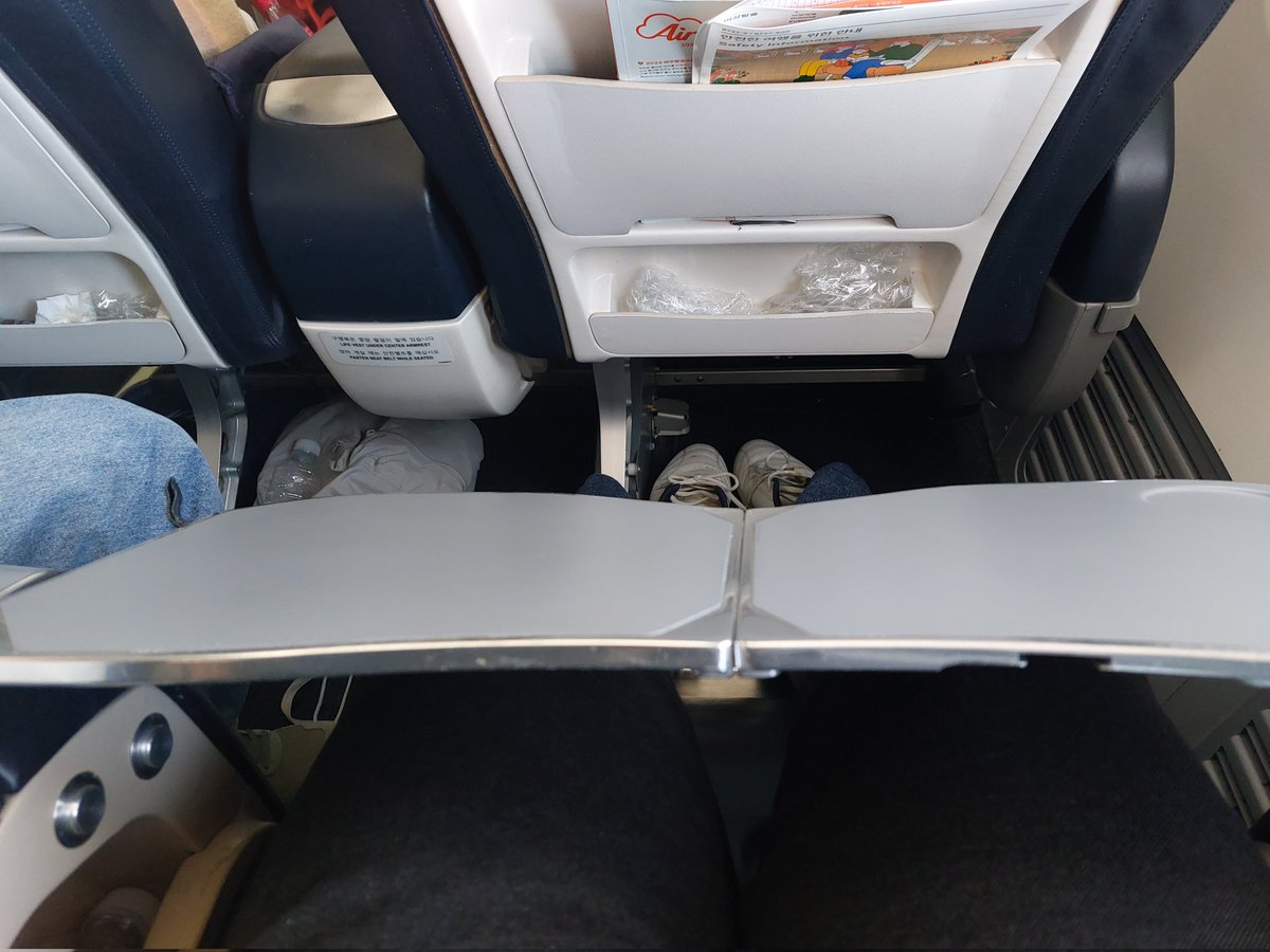 #제주항공 7C 2001 ICN to Macau. 2F. December 21 2024.  #Business_lite. #Broken-table. #Jejuair. 12월 21일 마카오로 향하는 길. 부서진 테이블에 음식을 놓을 수도 없는데 도시락을 주고 간다. 트레이를 배 위에 올려두고 몇 숟가락 밥을 먹다 말고 그만두었다.
