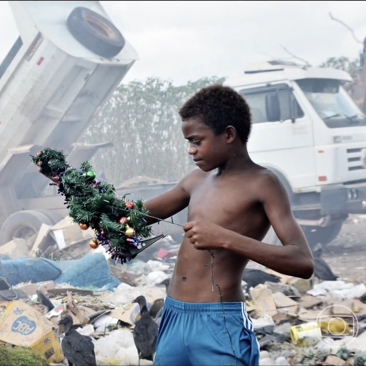 VAQUINHA PARA O GABRIEL!! <a href="/RazoesAcreditar/">Razões Para Acreditar</a>

Vamos se unir e mudar a realidade precaria que ele vive. Fiquei mal com essa reportagem sem lógica do #fantástico