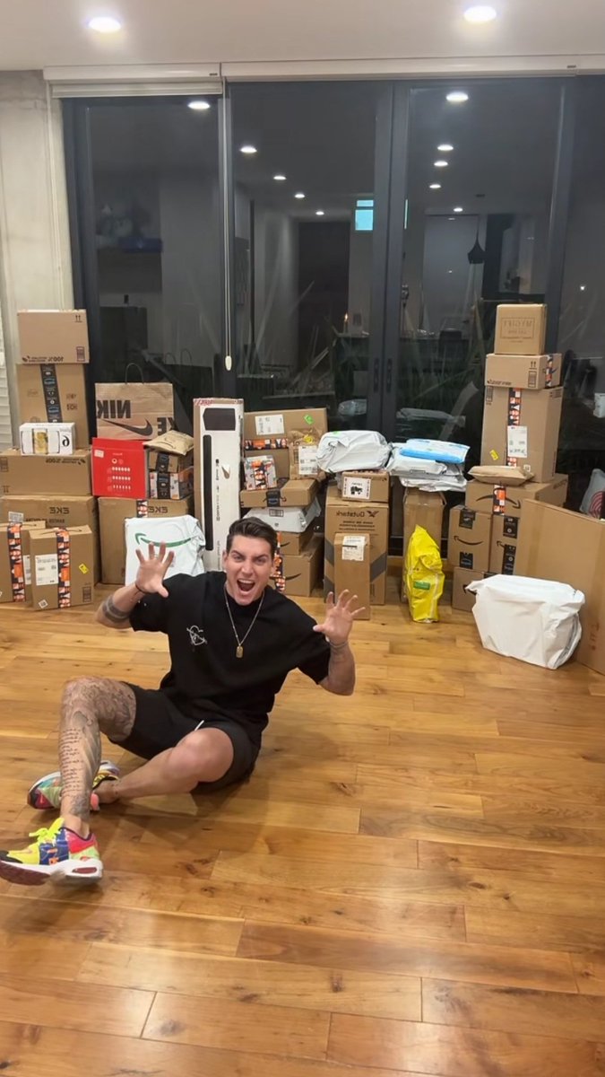 Jani_Kanek's tweet photo. El es feliz, su Team Monstritas somos felices. Disfrutando como tu disfrutas tus regalos, dados con mucho cariño. Para que esta nueva etapa de tu vida siempre sientas el respaldo de tus 🧟‍♂️. Tu dices No Look, nosotros decimos Aqui te Respetan.
#AgusFernandez https://t.co/bqOIjAZcqS