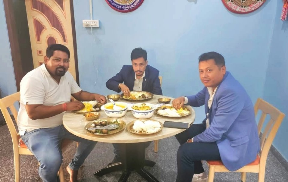 DebajitBorgoha8's tweet photo. যোৱা কালি ধেমাজিত আটাছু কেন্দ্ৰীয় সমিতিৰ মুখ্য উপদেষ্টা Dulal Boruah ককাইদেউ ঘৰত তাই আহোম উন্নয়ন পৰিষদৰ অধ্যক্ষ ময়ূৰ বৰগোহাঁই ককাইদেউ সৈতে ..... https://t.co/aecY7aSrxS